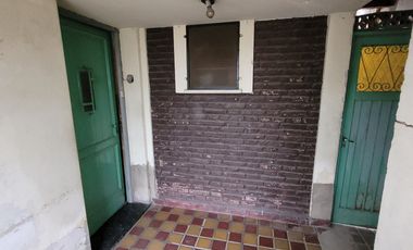 Amplia Casa en venta 2 plantas, c/4 dormitorios, 2 baños, PATIO.  Ciudad Rosario