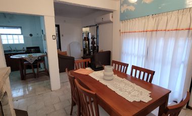 Amplia Casa en venta 2 plantas, c/4 dormitorios, 2 baños, PATIO.  Ciudad Rosario