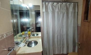 Amplia Casa en venta 2 plantas, c/4 dormitorios, 2 baños, PATIO.  Ciudad Rosario
