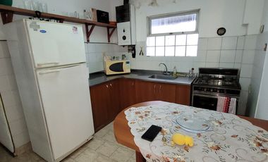 Amplia Casa en venta 2 plantas, c/4 dormitorios, 2 baños, PATIO.  Ciudad Rosario