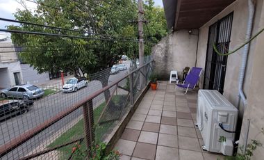 Amplia Casa en venta 2 plantas, c/4 dormitorios, 2 baños, PATIO.  Ciudad Rosario