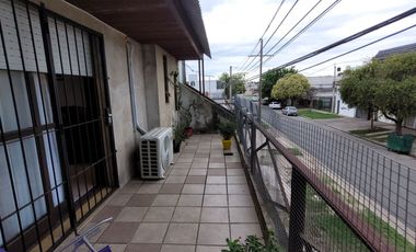 Amplia Casa en venta 2 plantas, c/4 dormitorios, 2 baños, PATIO.  Ciudad Rosario