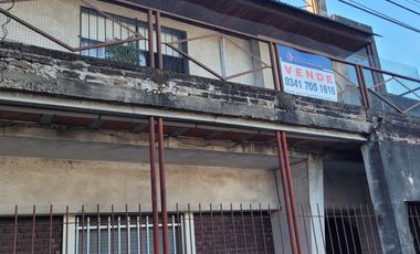 Amplia Casa en venta 2 plantas, c/4 dormitorios, 2 baños, PATIO.  Ciudad Rosario