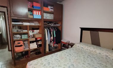 Amplia Casa en venta 2 plantas, c/4 dormitorios, 2 baños, PATIO.  Ciudad Rosario