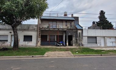 Amplia Casa en venta 2 plantas, c/4 dormitorios, 2 baños, PATIO.  Ciudad Rosario