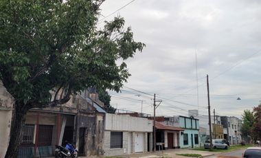 Amplia Casa en venta 2 plantas, c/4 dormitorios, 2 baños, PATIO.  Ciudad Rosario