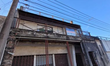 Amplia Casa en venta 2 plantas, c/4 dormitorios, 2 baños, PATIO.  Ciudad Rosario