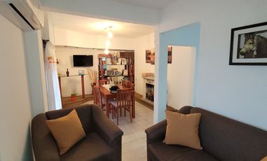 Amplia Casa en venta 2 plantas, c/4 dormitorios, 2 baños, PATIO.  Ciudad Rosario