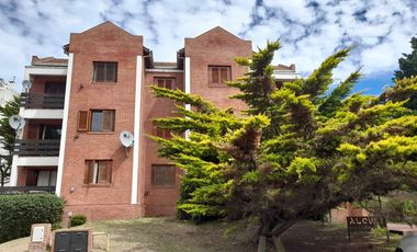 CODIGO 258 - DEPTO  2 AMBIENTES EN ALQUILER ANUAL- PINAMAR - PARRILLA Y COCHERA