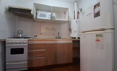 CODIGO 258 - DEPTO  2 AMBIENTES EN ALQUILER ANUAL- PINAMAR - PARRILLA Y COCHERA
