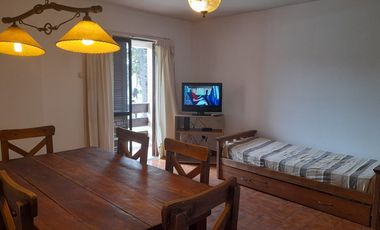CODIGO 258 - DEPTO  2 AMBIENTES EN ALQUILER ANUAL- PINAMAR - PARRILLA Y COCHERA