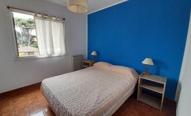 CODIGO 258 - DEPTO  2 AMBIENTES EN ALQUILER ANUAL- PINAMAR - PARRILLA Y COCHERA