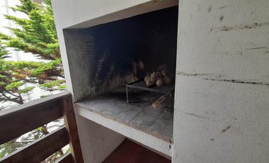 CODIGO 258 - DEPTO  2 AMBIENTES EN ALQUILER ANUAL- PINAMAR - PARRILLA Y COCHERA
