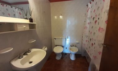 CODIGO 258 - DEPTO  2 AMBIENTES EN ALQUILER ANUAL- PINAMAR - PARRILLA Y COCHERA
