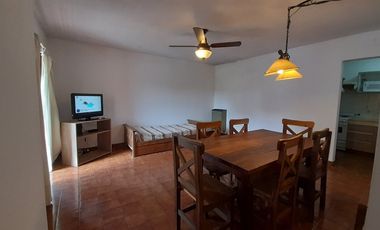 CODIGO 258 - DEPTO  2 AMBIENTES EN ALQUILER ANUAL- PINAMAR - PARRILLA Y COCHERA