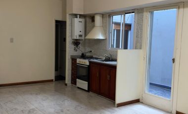 2 AMBIENTES CON PATIO RECICLADO PLANTA BAJA