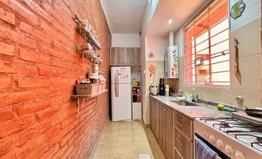 SE VENDE CASA CON PILETA + DPTO INTERNO