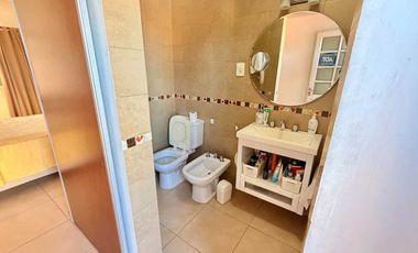 SE VENDE CASA CON PILETA + DPTO INTERNO