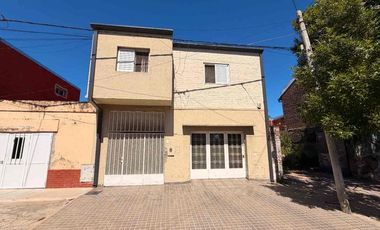 SE VENDE CASA CON PILETA + DPTO INTERNO