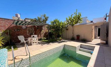 SE VENDE CASA CON PILETA + DPTO INTERNO