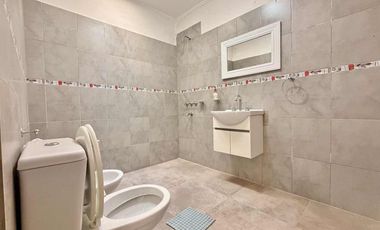 SE VENDE CASA CON PILETA + DPTO INTERNO