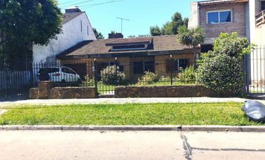 CASA 4 AMB  EN VENTA VILLA ADELINA JARDIN PILETA