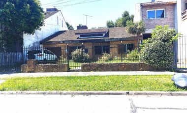 CASA 4 AMB  EN VENTA VILLA ADELINA JARDIN PILETA