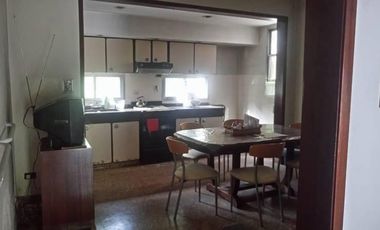 Vende casa 3 ambientes amplios  con entrada de auto y fondo