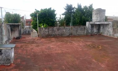 Vende casa 3 ambientes amplios  con entrada de auto y fondo