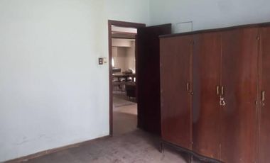 Vende casa 3 ambientes amplios  con entrada de auto y fondo