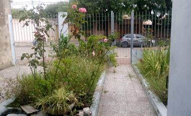 Vende casa 3 ambientes amplios  con entrada de auto y fondo