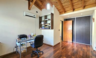 Casa de 4 dormitorios, dependencia, playroom, jardin y piscina