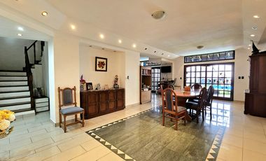 Casa de 4 dormitorios, dependencia, playroom, jardin y piscina