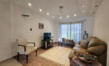 Casa de 4 dormitorios, dependencia, playroom, jardin y piscina