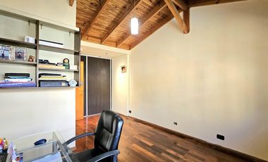 Casa de 4 dormitorios, dependencia, playroom, jardin y piscina