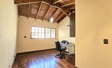 Casa de 4 dormitorios, dependencia, playroom, jardin y piscina