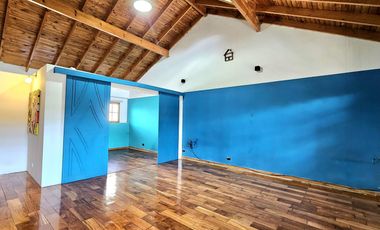 Casa de 4 dormitorios, dependencia, playroom, jardin y piscina
