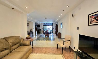 Casa de 4 dormitorios, dependencia, playroom, jardin y piscina
