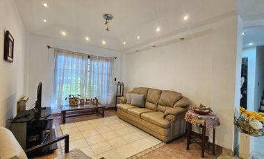 Casa de 4 dormitorios, dependencia, playroom, jardin y piscina