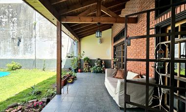 Casa de 4 dormitorios, dependencia, playroom, jardin y piscina