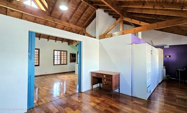 Casa de 4 dormitorios, dependencia, playroom, jardin y piscina
