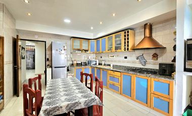 Casa de 4 dormitorios, dependencia, playroom, jardin y piscina