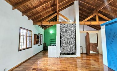 Casa de 4 dormitorios, dependencia, playroom, jardin y piscina