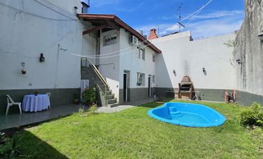 Casa de 4 dormitorios, dependencia, playroom, jardin y piscina