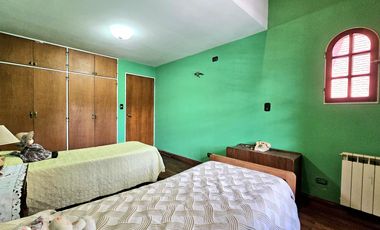 Casa de 4 dormitorios, dependencia, playroom, jardin y piscina