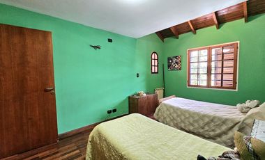 Casa de 4 dormitorios, dependencia, playroom, jardin y piscina