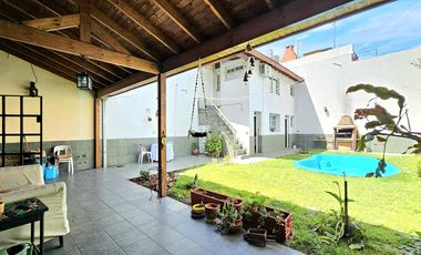Casa de 4 dormitorios, dependencia, playroom, jardin y piscina