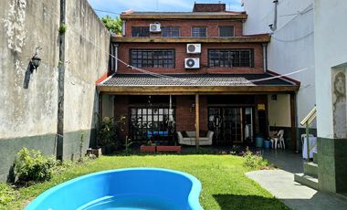 Casa de 4 dormitorios, dependencia, playroom, jardin y piscina