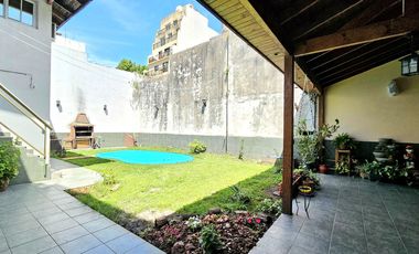 Casa de 4 dormitorios, dependencia, playroom, jardin y piscina