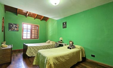 Casa de 4 dormitorios, dependencia, playroom, jardin y piscina